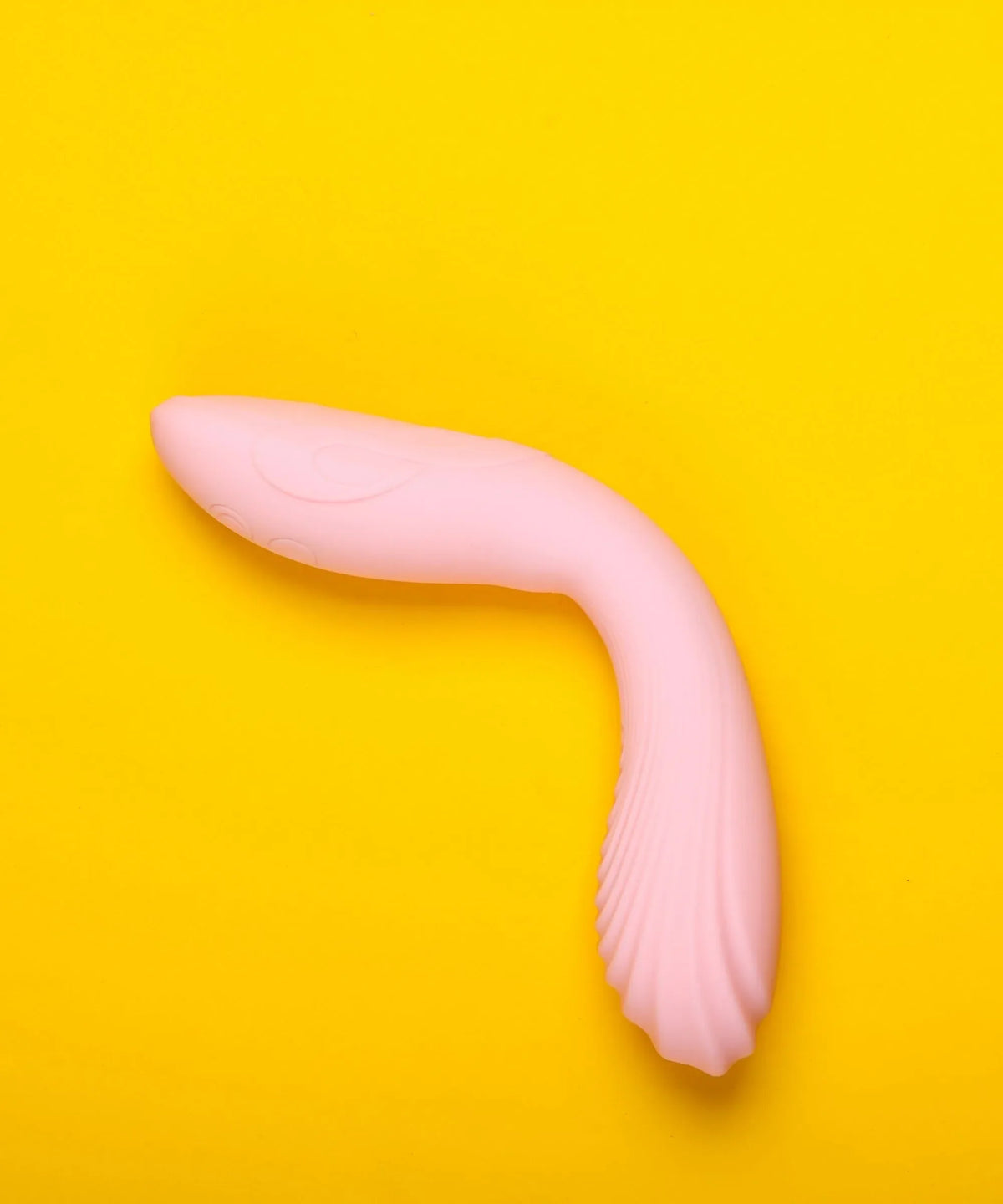 Dildo cor-de-rosa em fundo amarelo da sexshop online iivori, em Portugal